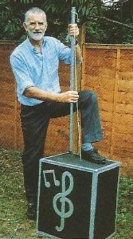 Rod Davis mit nachgebauten Teekisten-Bass